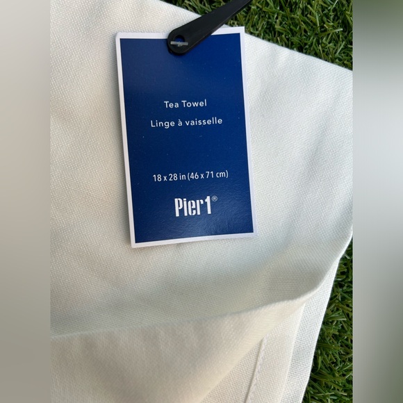 Pier 1 imports Tea Towel
18 x 28 in (46 x 71 cm) 100 cotton new
MADE IN INDIA - Picture 7 of 11